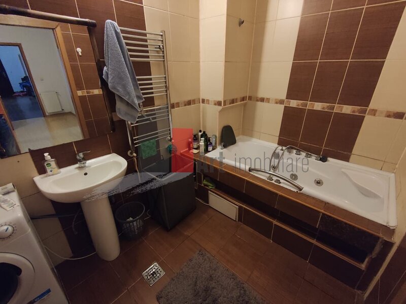 Apartament cu 3 camere de vanzare in zona Straulesti