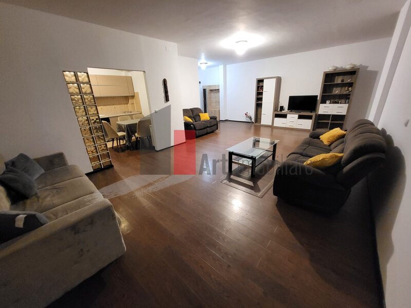 Apartament cu 3 camere de vanzare in zona Straulesti